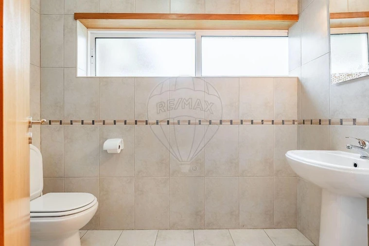 Moradia T4 para Venda em Calvos e Frades Foto 9