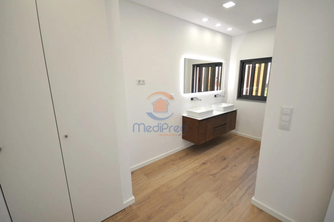 Moradia T4 para Venda em Loures Foto 34