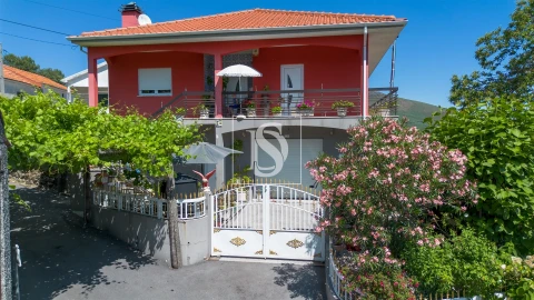 Moradia T4 para Venda em Teixeira e Teixeiró