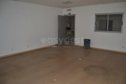 Armazém para Arrendamento em Marrazes e Barosa