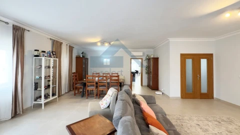 Moradia T5 para Venda em Moncarapacho e Fuseta