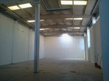 Armazém para Arrendamento em Rio de Mouro