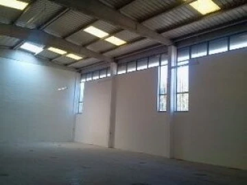 Armazém para Arrendamento em Rio de Mouro