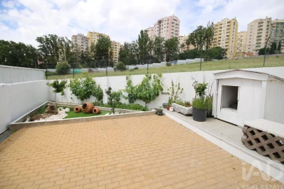 Moradia T7 para Venda em Ramada e Caneças