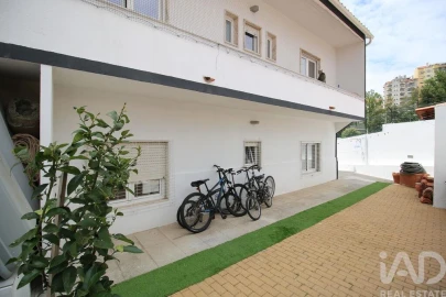 Moradia T7 para Venda em Ramada e Caneças