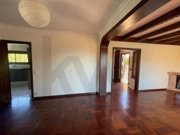 Moradia T4 para Arrendamento em Alcabideche