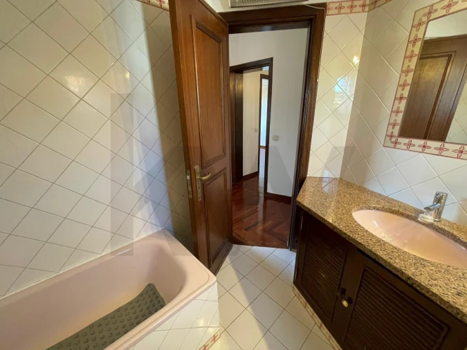 Moradia T4 para Arrendamento em Alcabideche Foto 23