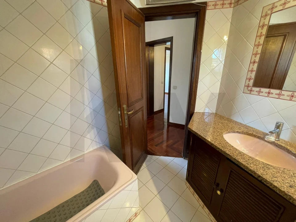 Moradia T4 para Arrendamento em Alcabideche Foto 23