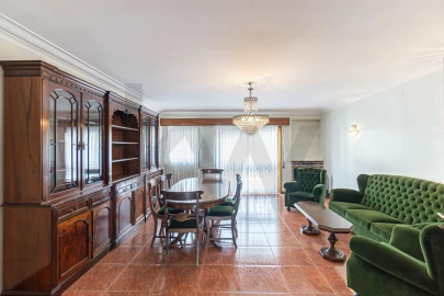 Moradia T5 para Arrendamento em Serzedo e Perosinho