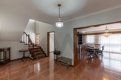 Moradia T5 para Arrendamento em Serzedo e Perosinho