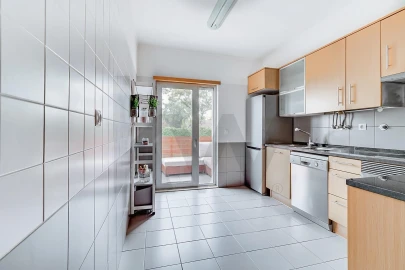 Apartamento T2 para Arrendamento em Carnaxide e Queijas