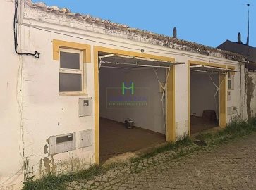 Prédio para Venda em Lagos (São Sebastião e Santa Maria)