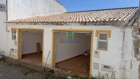 Prédio para Venda em Lagos (São Sebastião e Santa Maria)