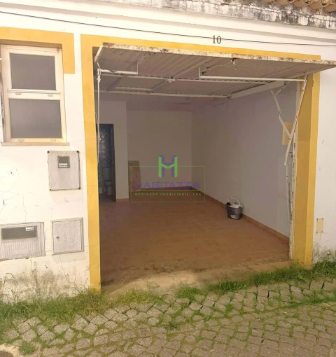 Prédio para Venda em Lagos (São Sebastião e Santa Maria)