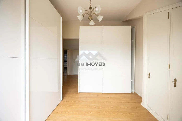 Apartamento T3 para Arrendamento em Vilar de Andorinho Foto 31