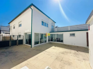 Moradia T4 para Venda em São Pedro