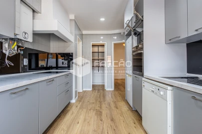 Apartamento T3 para Arrendamento em Marvila, Ribeira Santarém, São Salvador, São Nicolau