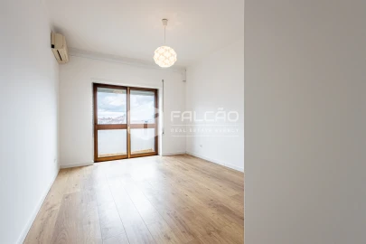 Apartamento T3 para Arrendamento em Marvila, Ribeira Santarém, São Salvador, São Nicolau