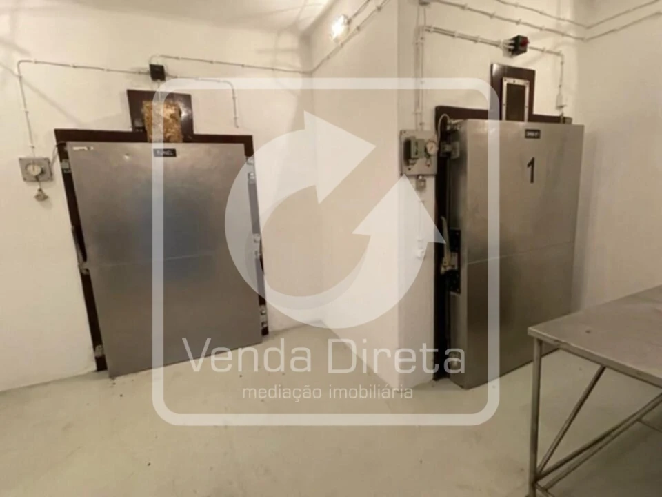 Armazém para Venda em Praia da Vitoria (Santa Cruz) Foto 11