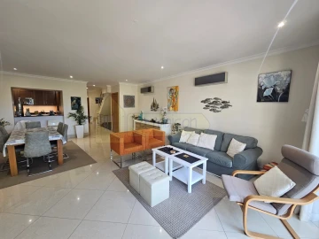 Moradia T4 para Venda em Quarteira