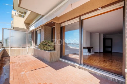 Apartamento T2 para Arrendamento em Aldoar, Foz do Douro e Nevogilde