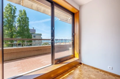 Apartamento T2 para Arrendamento em Aldoar, Foz do Douro e Nevogilde