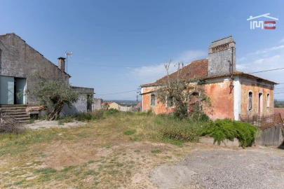 Moradia T3 para Venda em Nossa Senhora das Misericordias