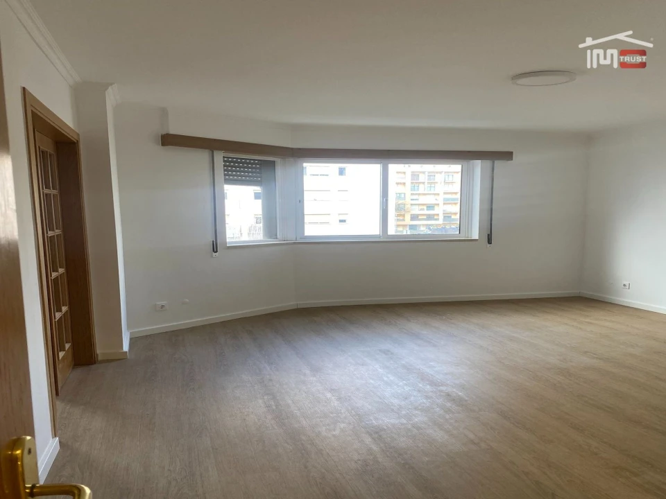 Apartamento T2 para Arrendamento em Corroios Foto 6