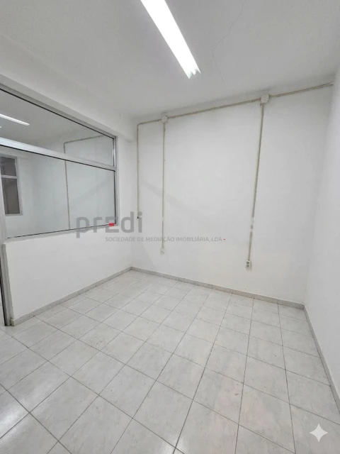 Armazém para Venda em Amarante (São Gonçalo), Madalena, Cepelos e Gatão