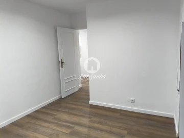 Apartamento T2 para Venda em Nogueira e Silva Escura