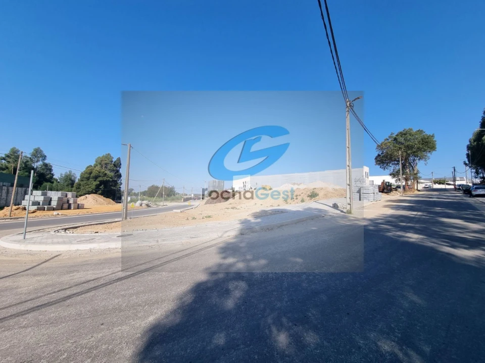 Terreno Comércio / Armazém para Venda em Serzedo e Perosinho Foto 1