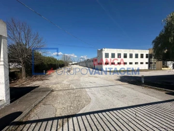 Armazém para Venda em Torres Novas (Santa Maria, Salvador e Santiago)