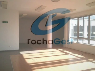 Armazém para Arrendamento em Canelas