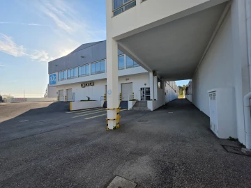 Armazém para Arrendamento em Canelas