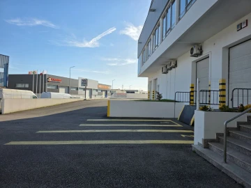 Armazém para Arrendamento em Canelas