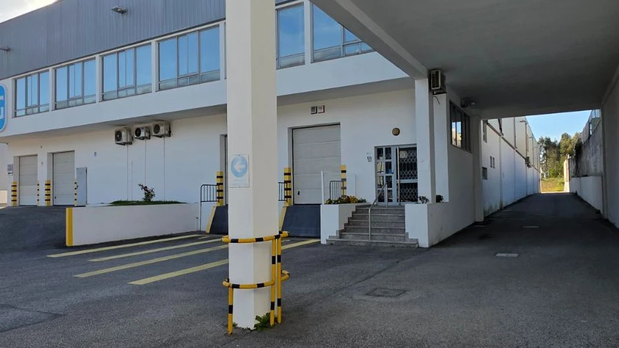 Armazém para Arrendamento em Canelas