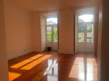 Apartamento T1 para Arrendamento em Santa Maria Maior