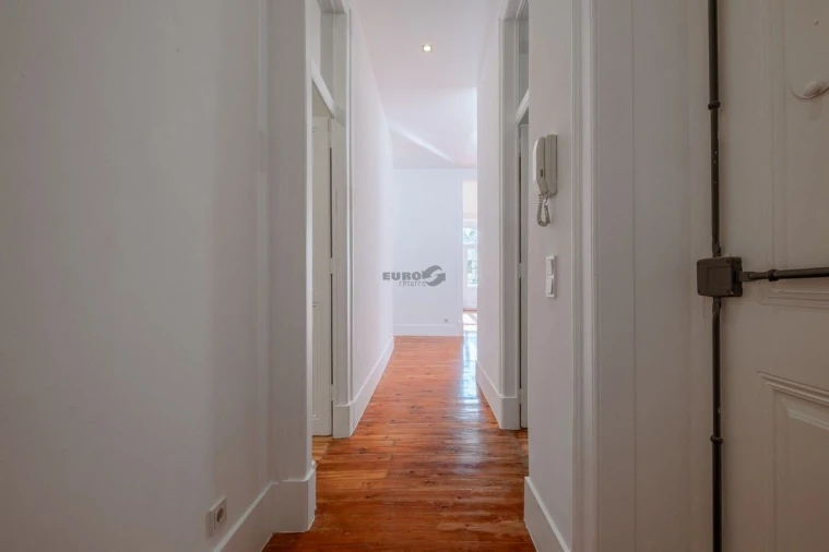 Apartamento T1 para Arrendamento em Santa Maria Maior Foto 6