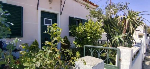 Moradia T6 para Venda em Laranjeiro e Feijó