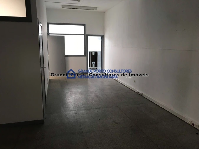 Armazém para Arrendamento em Paranhos Foto 3