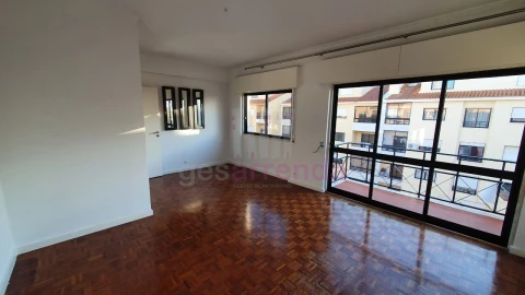 Apartamento T2 para Arrendamento em Carcavelos e Parede