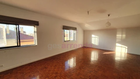 Apartamento T2 para Arrendamento em Carcavelos e Parede