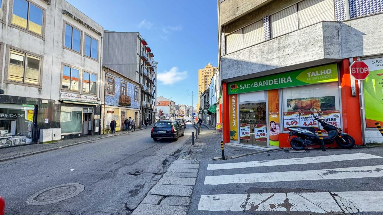Loja para Arrendamento em Arcozelo Foto 19