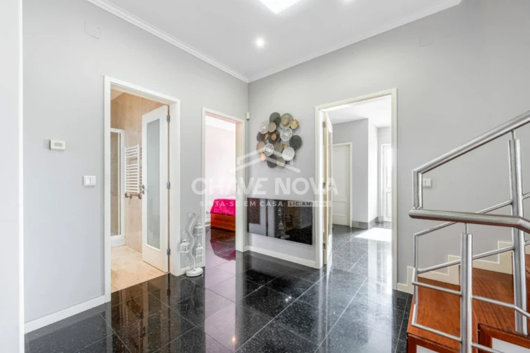 Moradia T4 para Venda em Arcozelo Foto 2