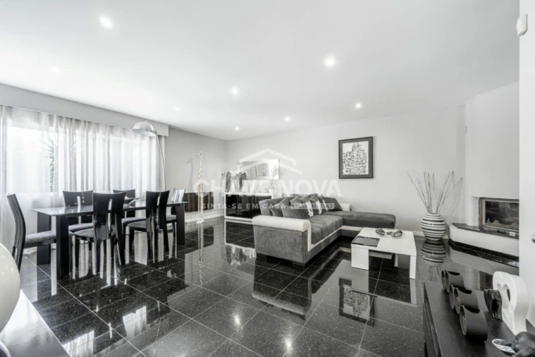 Moradia T4 para Venda em Arcozelo Foto 5