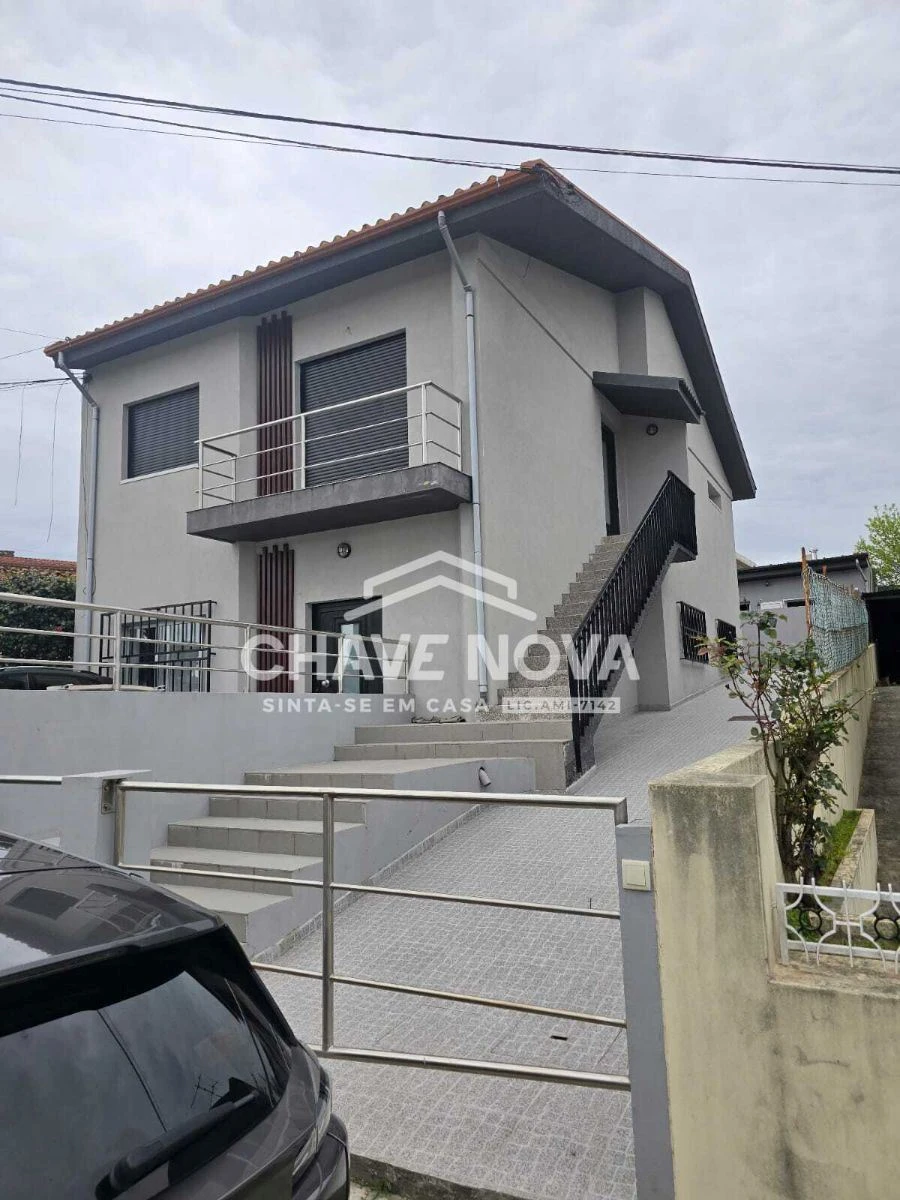 Moradia T4 para Venda em Milheiros Foto 2