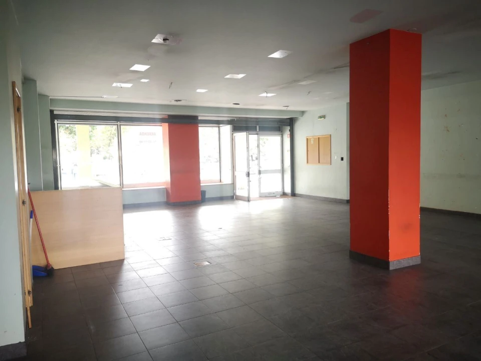 Loja para Arrendamento em São João da Madeira Foto 6