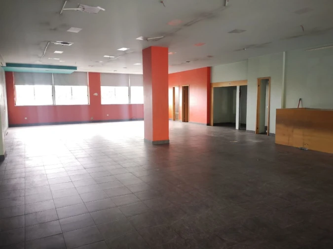 Loja para Arrendamento em São João da Madeira Foto 5