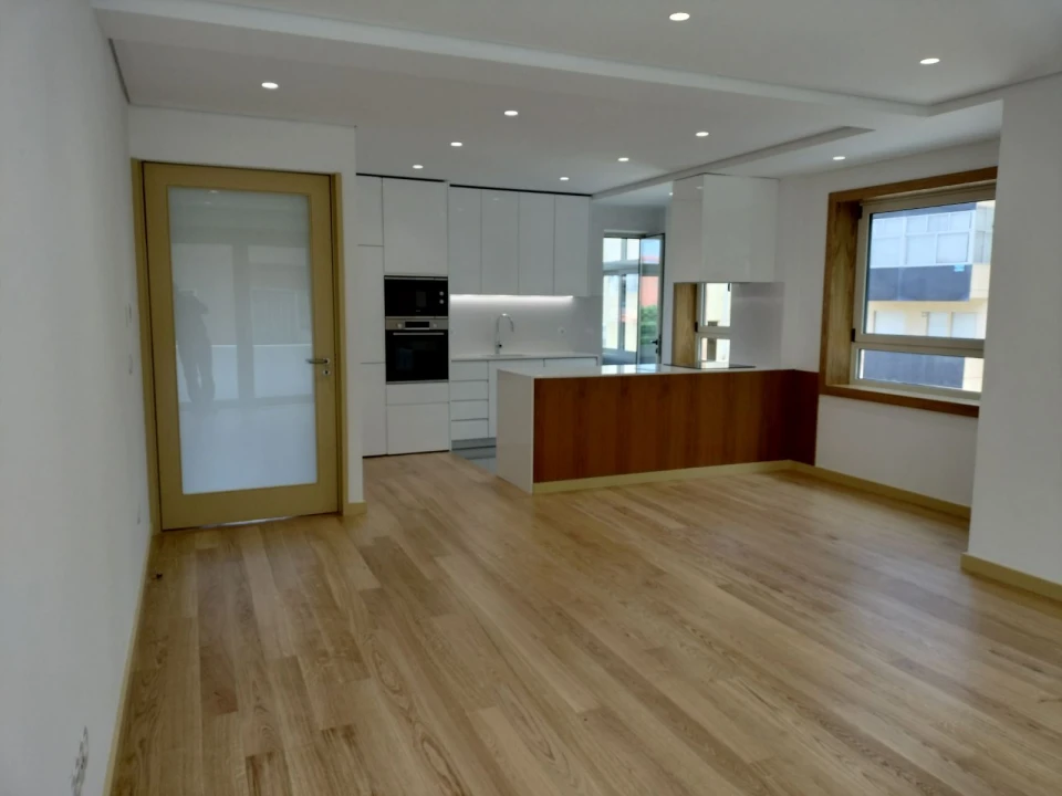 Apartamento T3 para Venda em Aldoar, Foz do Douro e Nevogilde Foto 1