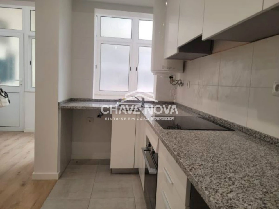 Apartamento T1 para Arrendamento em Santo António Foto 2